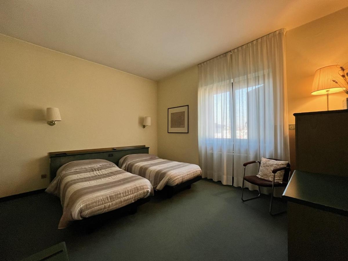 Hotel La Goletta Бинаско Экстерьер фото